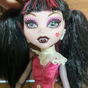 Draculaura monster high doll